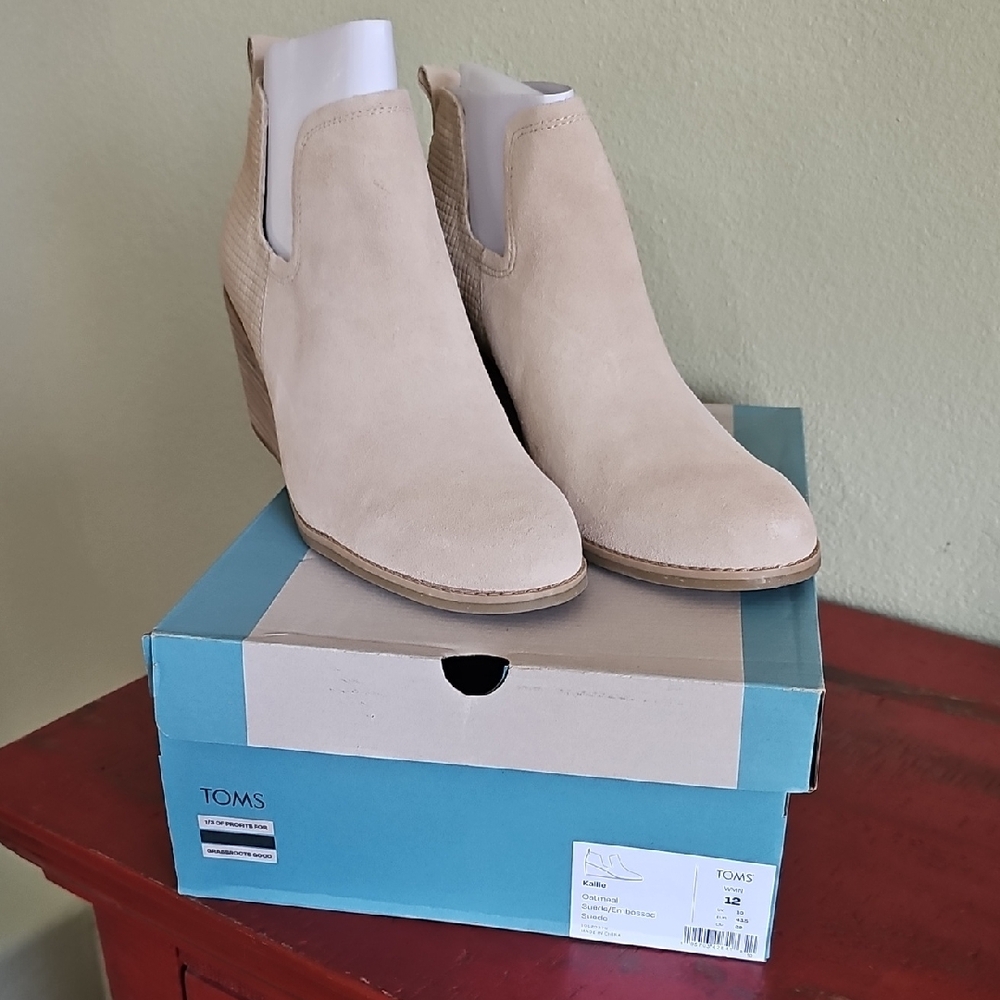Toms Suede Oatneal Ankle Wedgd Booties - Picture 3 of 6